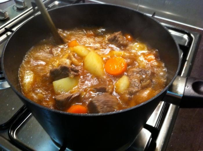 Як приготувати соус з м'яса і картоплі?